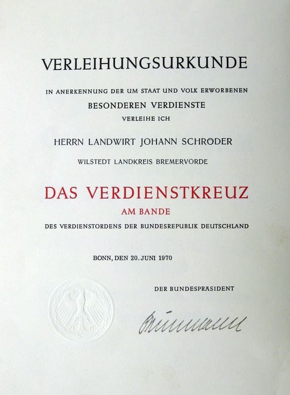 Johann Schröder - Bundesverdienstkreuz - Verleihungsurkunde - Für seine hervorragenden Verdienste während seiner langjährigen Dienstzeit in der Kommunalpolitik wurde ihm das Bundesverdienstkreuz am Bande verliehen.