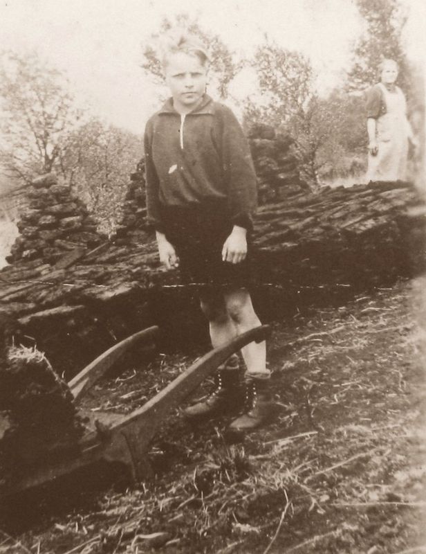 Willi Köster mit Torfkarre (1940)