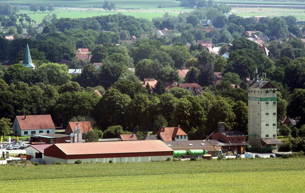 Blick auf das Raiffeisen-Gelände von einem Turm der Windkraftanlage (Foto: Erwin Duwe, 2010)