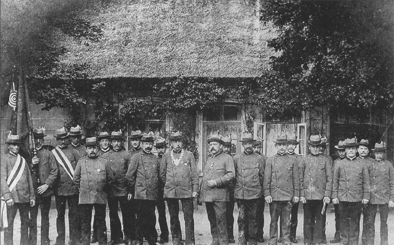1900 - 24 aktive Schützen mit dem Schützenkönig August Hottendorf, (r.v.i. Dr. Dencker). Vor Schnackenbergs Gasthof (2010 China-Restaurant)