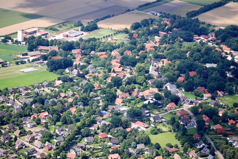 Blick auf Wilstedt aus südlicher Himmelsrichtung (Luftaufnahme von Rolf Struckmeyer)